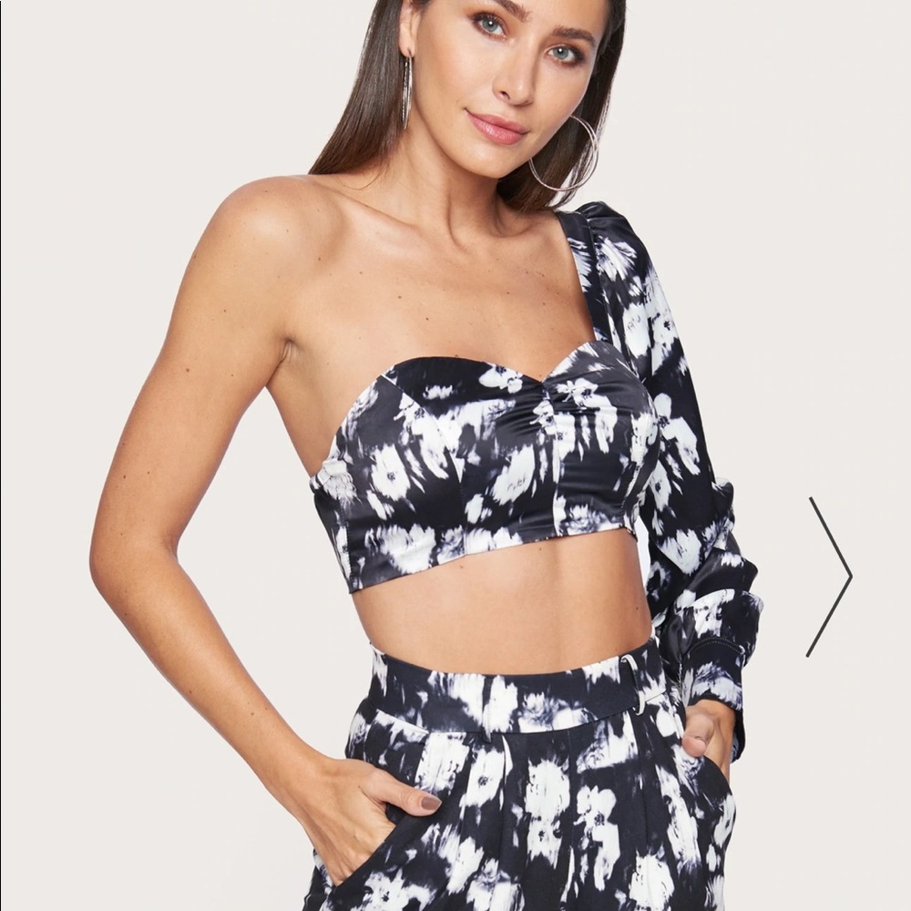 Bebe Iris One Shoulder Crop Top